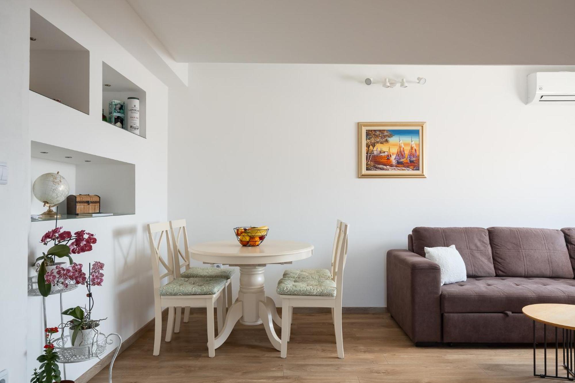 Sunny App With Reserved Parking Apartmán