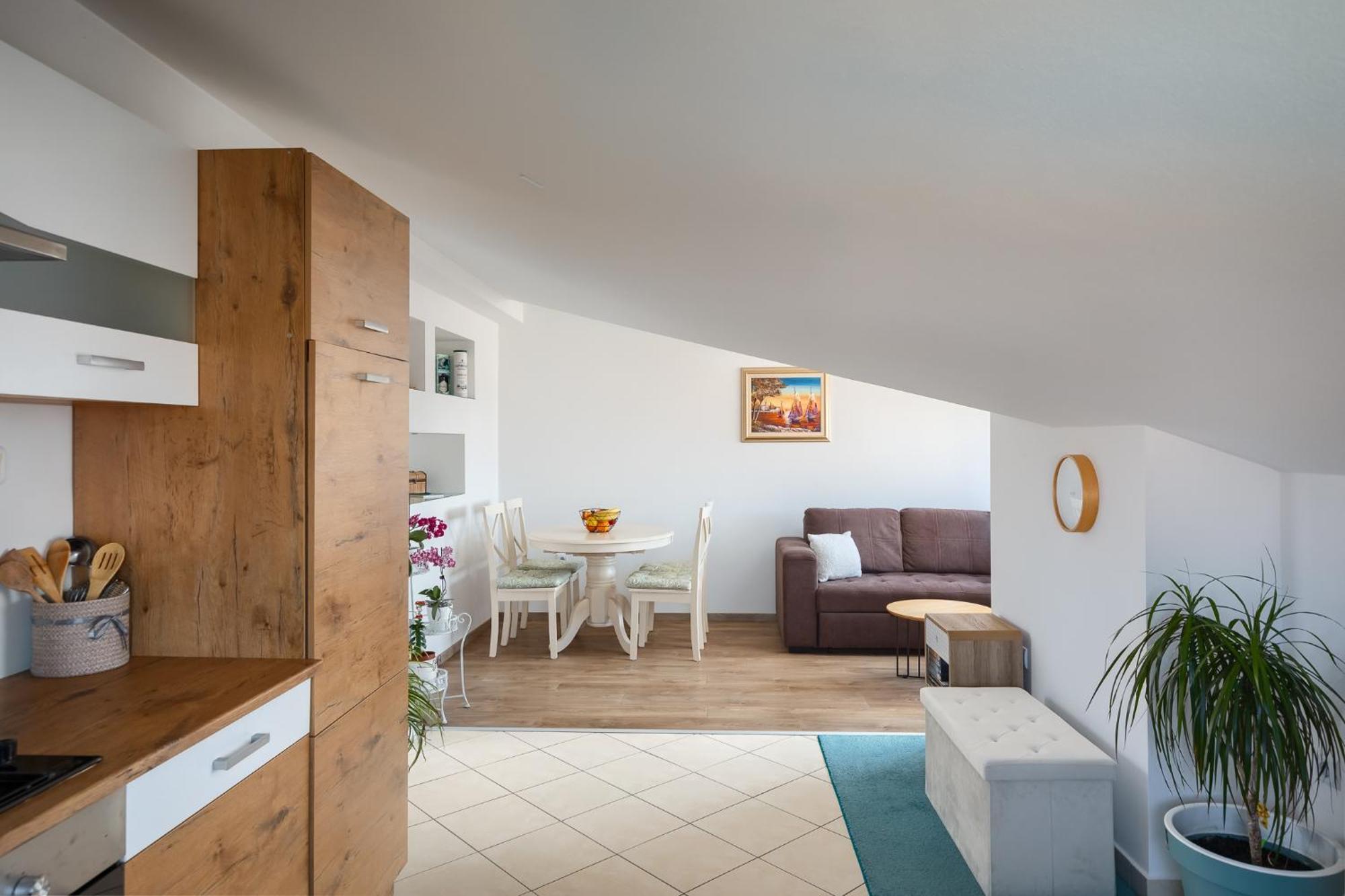 Sunny App With Reserved Parking Apartmán